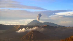 Gunung Semeru Erupsi Sabtu Malam, Kolom Abu Capai 900 Meter