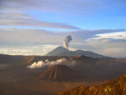 Gunung Semeru Erupsi Sabtu Malam, Kolom Abu Capai 900 Meter