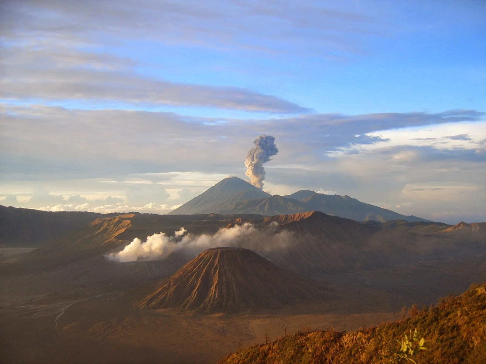 Gunung Semeru Erupsi Sabtu Malam, Kolom Abu Capai 900 Meter