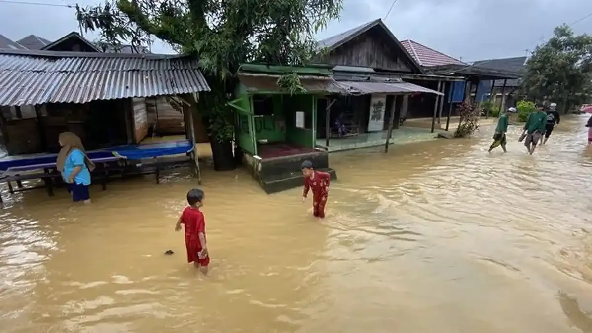 Hujan Mendadak di Tengah Kemarau Panjang, Warga Kalsel Histeris