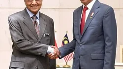Jokowi Dielu-elukan Warga Saat Hadiri Syukuran Khitanan Anak Ustaz Ujang Busthomi di Cirebon