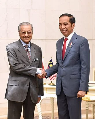 Jokowi Dielu-elukan Warga Saat Hadiri Syukuran Khitanan Anak Ustaz Ujang Busthomi di Cirebon