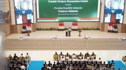 Prabowo Pekik "Free Palestine" di Resepsi 100 Tahun Gontor, Serahkan Mushaf dan Buku "Gontor untuk Indonesia"