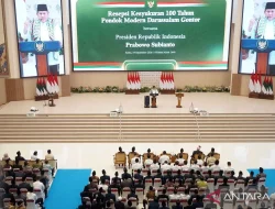 Prabowo Pekik “Free Palestine” di Resepsi 100 Tahun Gontor, Serahkan Mushaf dan Buku “Gontor untuk Indonesia”
