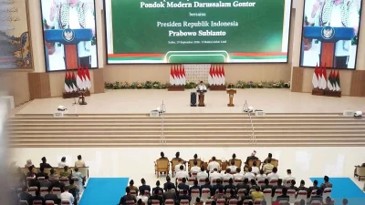 Prabowo Pekik "Free Palestine" di Resepsi 100 Tahun Gontor, Serahkan Mushaf dan Buku "Gontor untuk Indonesia"