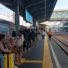 Pria Hendak Lompat ke Jalur KRL di Stasiun Tanah Abang, Masinis Rem Mendadak
