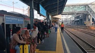 Pria Hendak Lompat ke Jalur KRL di Stasiun Tanah Abang, Masinis Rem Mendadak