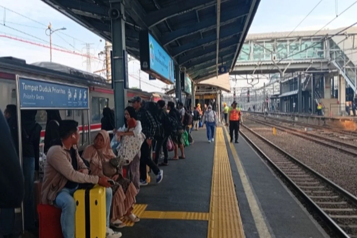 Pria Hendak Lompat ke Jalur KRL di Stasiun Tanah Abang, Masinis Rem Mendadak