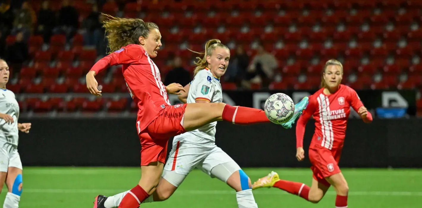 Twente Kalahkan Telstar 1-0, Van den Brom Tetap Kecewa: Penampilan di Bawah Standar