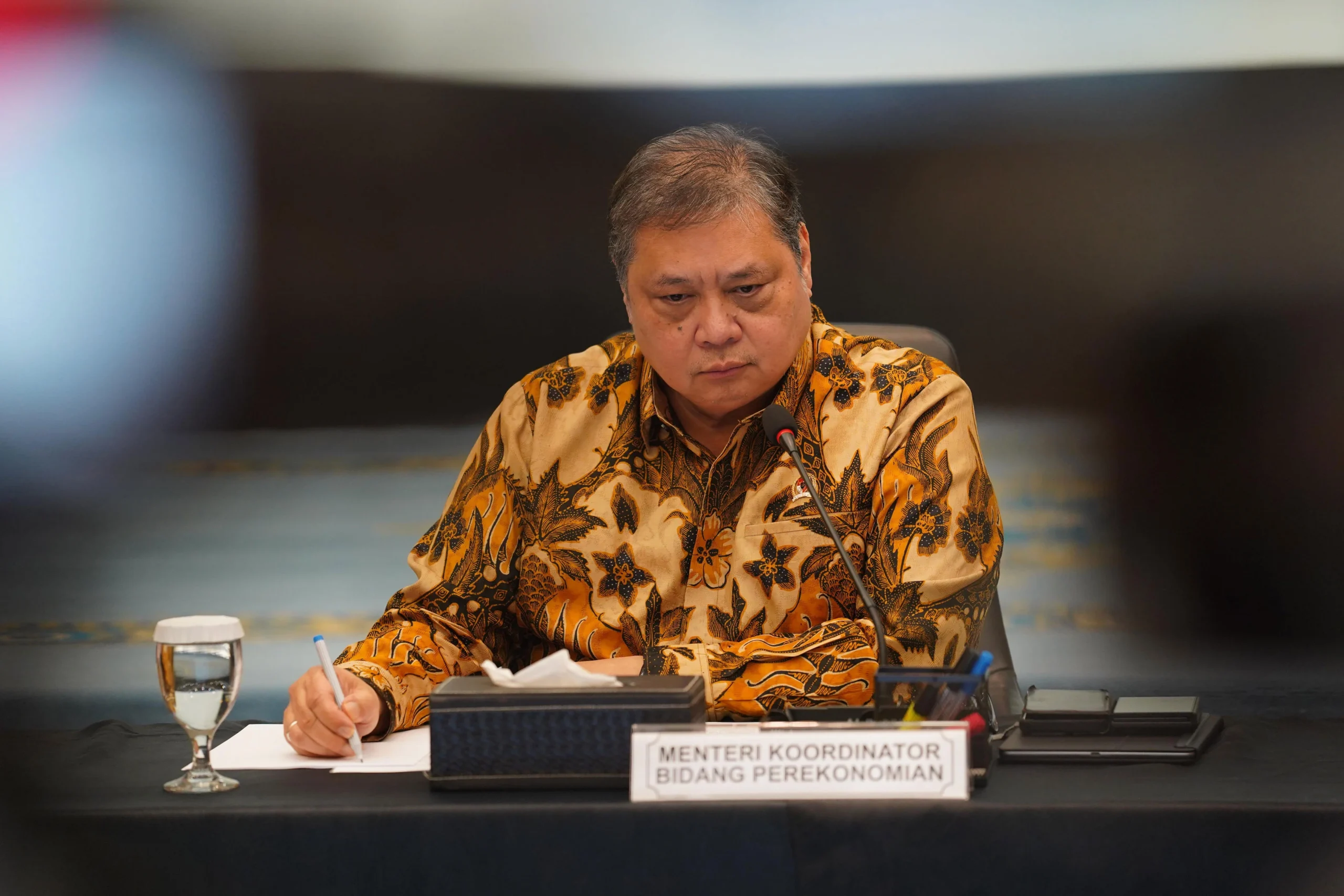 Airlangga Respons Usul Pengusaha soal Jam Kerja 45 Jam/Minggu: Ikuti Regulasi