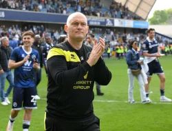 Alex Neil Sebut Performa Millwall Lawan Lincoln “Terburuk”, Meski Selamat dari Kekalahan