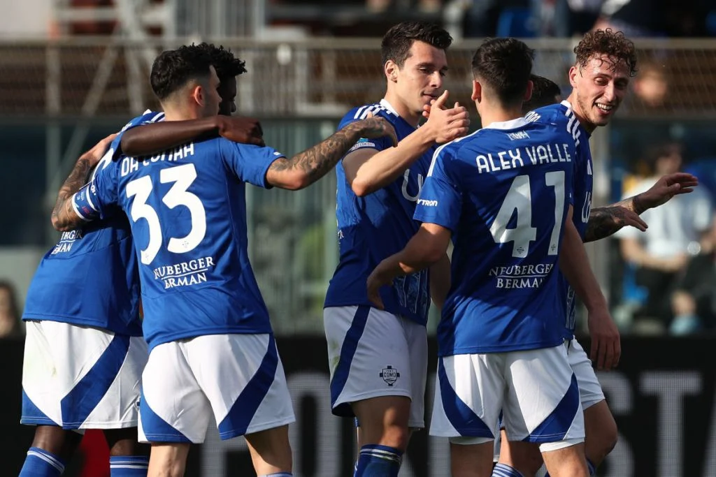 Anastasios Douvikas Bawa Como Pesta Gol, Manchester United Makin Terpuruk