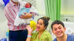 Andrew Andika Umumkan Kelahiran Anak Pertama, Albecca Nazeera Fischer Lahir Lewat Operasi Caesar