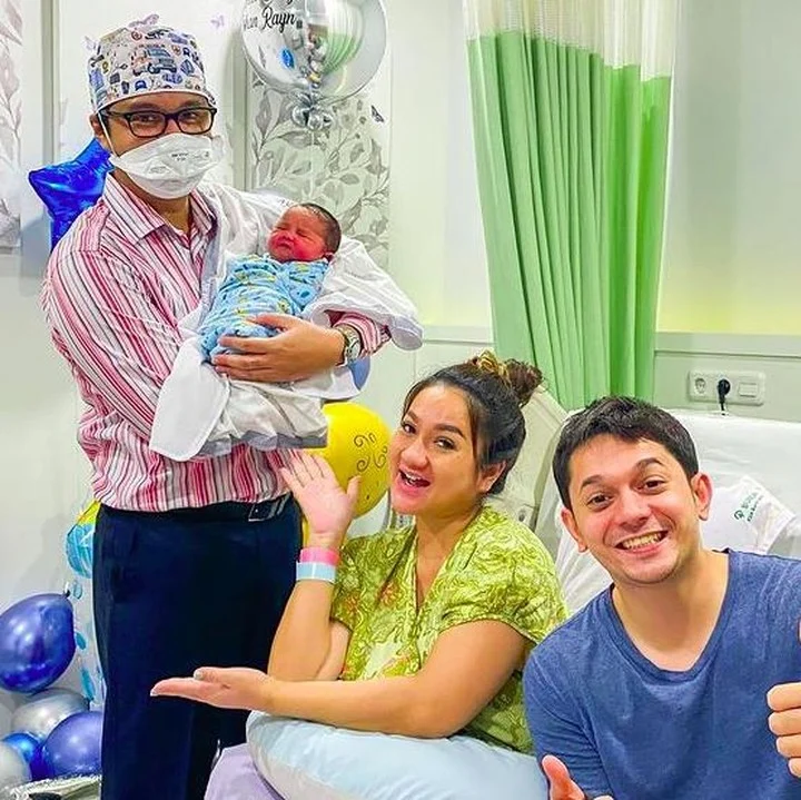 Andrew Andika Umumkan Kelahiran Anak Pertama, Albecca Nazeera Fischer Lahir Lewat Operasi Caesar