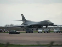 AS Tarik 12 Pesawat Pembom B-1B Lancer dari Pangkalan RAF Fairford usai Ancaman Teror