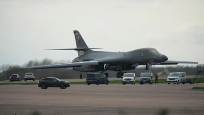 AS Tarik 12 Pesawat Pembom B-1B Lancer dari Pangkalan RAF Fairford usai Ancaman Teror