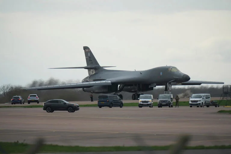 AS Tarik 12 Pesawat Pembom B-1B Lancer dari Pangkalan RAF Fairford usai Ancaman Teror