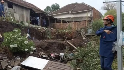Banjir dan Longsor Terjang Kota Batu, Jalan Terangkat hingga Plengsengan Ambrol