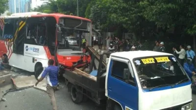Bus Neo Trans Terguling di Jalan Gatot Subroto Mamuju, 21 Orang Luka