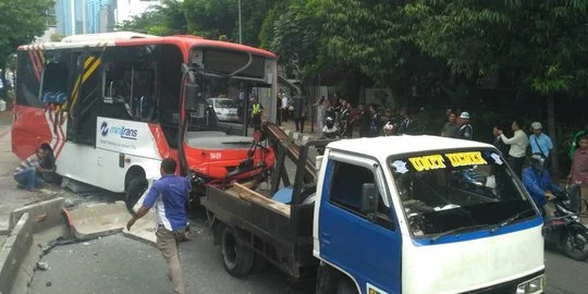 Bus Neo Trans Terguling di Jalan Gatot Subroto Mamuju, 21 Orang Luka