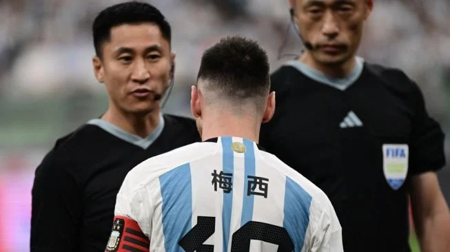Dibu Martínez Beri Dedikasi Menyentuh untuk Messi dan Otamendi Usai Laga Terakhir di Timnas Argentina