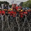 DPR Sahkan UU Pelindungan Ketenagakerjaan, Buruh Kepung DPR Kawal Paripurna