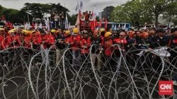 DPR Sahkan UU Pelindungan Ketenagakerjaan, Buruh Kepung DPR Kawal Paripurna