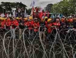 DPR Sahkan UU Pelindungan Ketenagakerjaan, Buruh Kepung DPR Kawal Paripurna