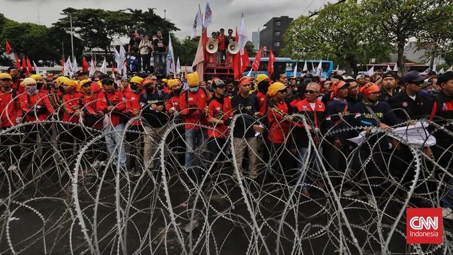 DPR Sahkan UU Pelindungan Ketenagakerjaan, Buruh Kepung DPR Kawal Paripurna