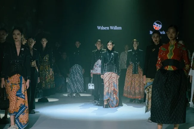 Gaya Dian Sastrowardoyo di BIFF 2026, Tampilkan Karya Desainer Lokal Wilsen Willim