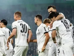Gladbach Bekuk Karlsruher 2-0 Meski Bermain dengan 10 Pemain