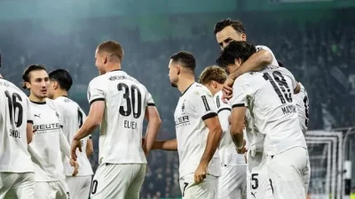 Gladbach Bekuk Karlsruher 2-0 Meski Bermain dengan 10 Pemain