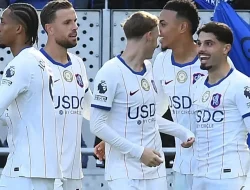 Hasil Liga Inggris: Brace Pedro Neto Bawa Chelsea Libas Everton 2-0, Emiliano Martinez Dilarikan dengan Tandu