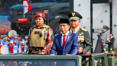 HUT TNI: Jokowi dan SBY Duduk Bersebelahan, Prabowo Salim SBY tapi Tak Salami Jokowi