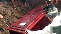 Isak Tangis Warnai Pemakaman Musisi Doddy Katamsi, Chika Terpukul hingga Dibopong