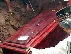Isak Tangis Warnai Pemakaman Musisi Doddy Katamsi, Chika Terpukul hingga Dibopong