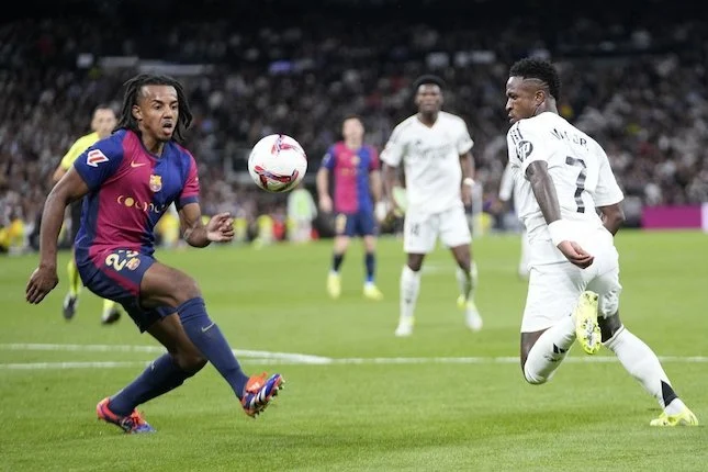 Jules Koundé Absen di El Clasico, Flick Rombak Lini Belakang Barcelona