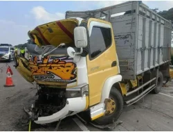 Kecelakaan Maut di Tol Madiun, 4 Suporter PSS Sleman Tewas Usai Hiace Tabrak Truk Tronton