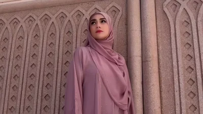 Kedua Putra Celine Evangelista Salat Jumat di Masjidil Haram Usai Menetap di Arab Saudi