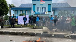 Mati Listrik 24 Jam di Berau, Warga Geruduk Kantor PLN hingga Bakar Ban