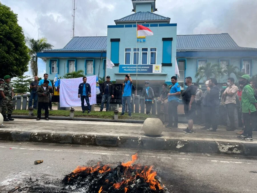 Mati Listrik 24 Jam di Berau, Warga Geruduk Kantor PLN hingga Bakar Ban