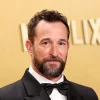 Noah Wyle Dinobatkan Sexiest Man Alive 2026 Versi People, Ini Profil dan Perjalanan Kariernya