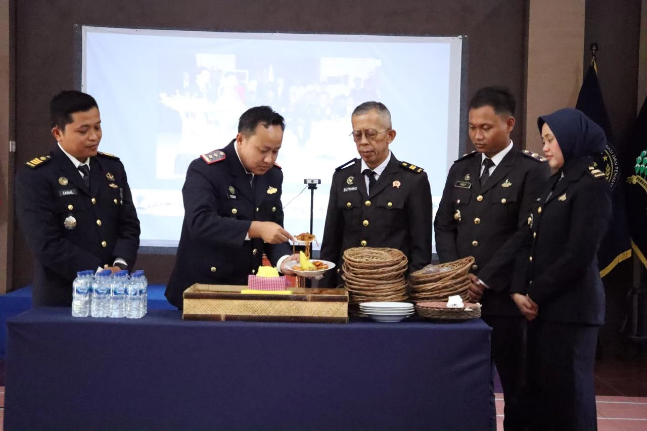 Potong Tumpeng, Fajar Sadboy Gelar Tasyakuran di Rumah Barunya