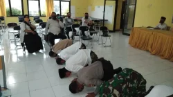 Relawan Karhutla Sujud Syukur di Jalan Saat Hujan Deras Akhirnya Turun