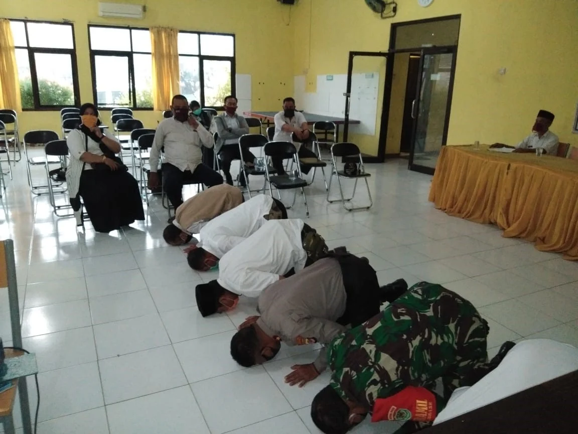 Relawan Karhutla Sujud Syukur di Jalan Saat Hujan Deras Akhirnya Turun