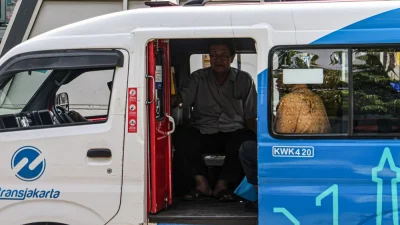 Viral Pria Ngamen di Mikrotrans Kampung Melayu, Transjakarta Minta Maaf dan Tegaskan Larangan