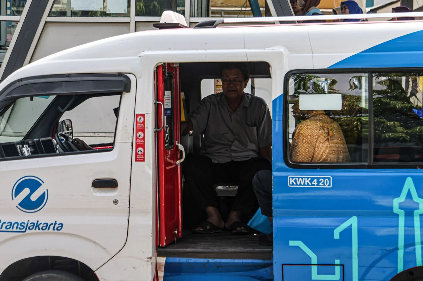 Viral Pria Ngamen di Mikrotrans Kampung Melayu, Transjakarta Minta Maaf dan Tegaskan Larangan