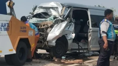 Minibus Terguling di Tol Semarang-Solo Boyolali Usai Diduga Tabrak Truk